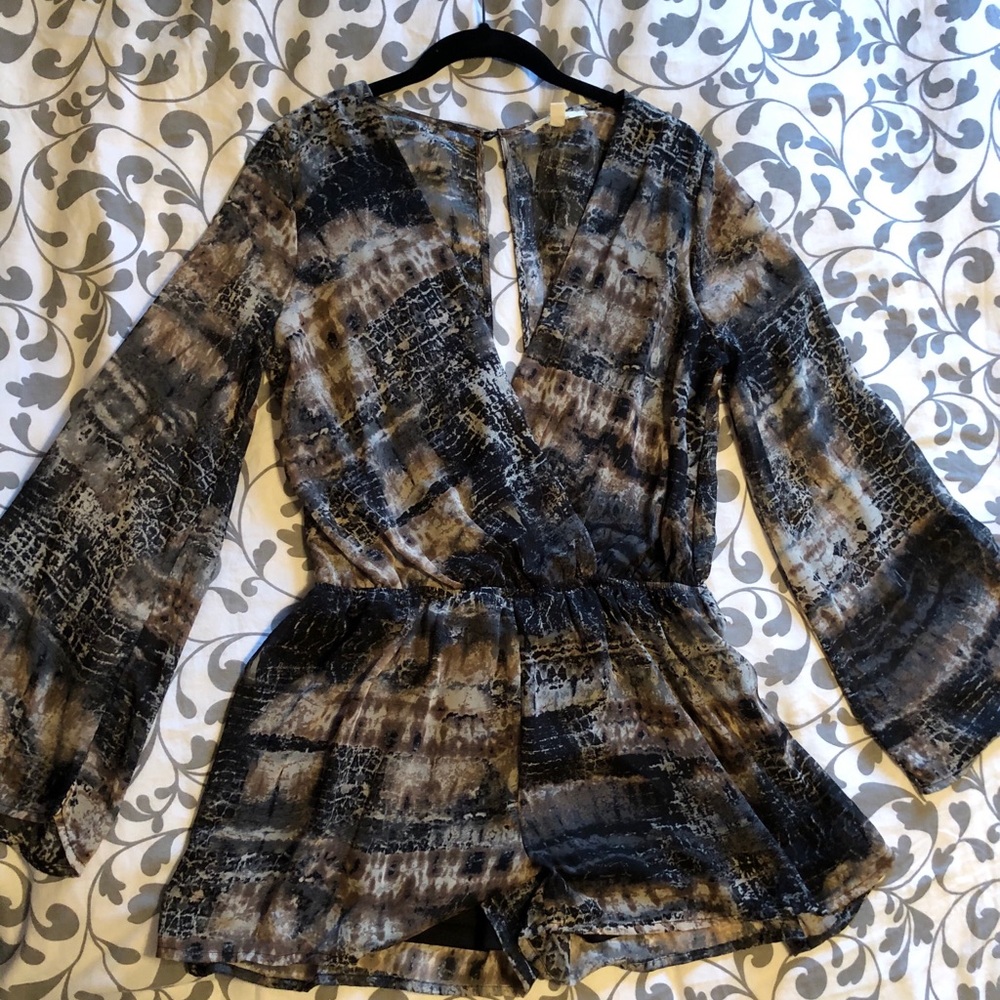 NWOT Long Sleeve Flowy Romper V Neck Peekaboo Open back